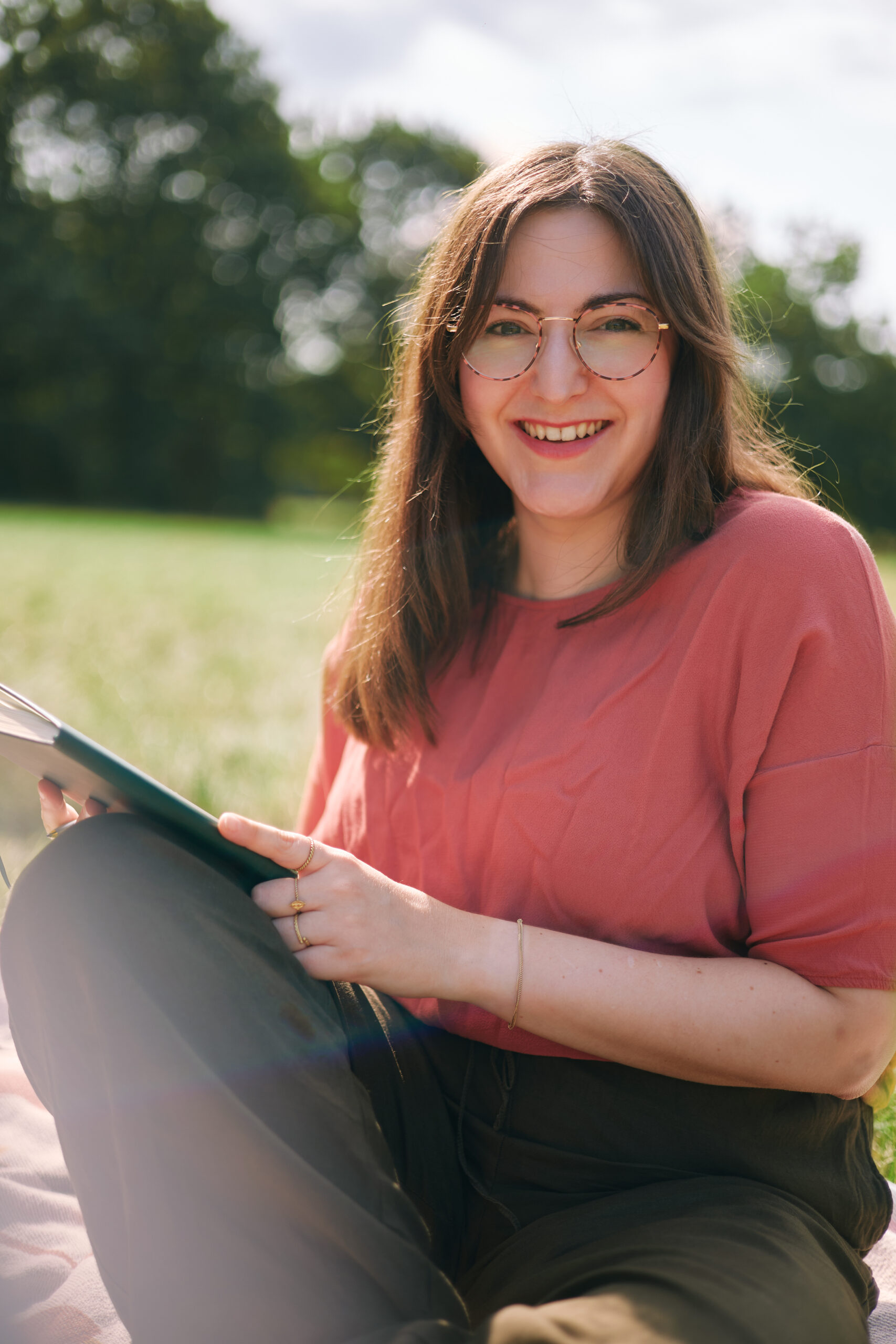 Rednerin Barbara lachend mit Notizbuch Freie Rednerin Barbara lacht mit Notizbuch in der Hand | Trauung und Kinderwillkommensfest in Münsterland, Emsland und Osnabrück