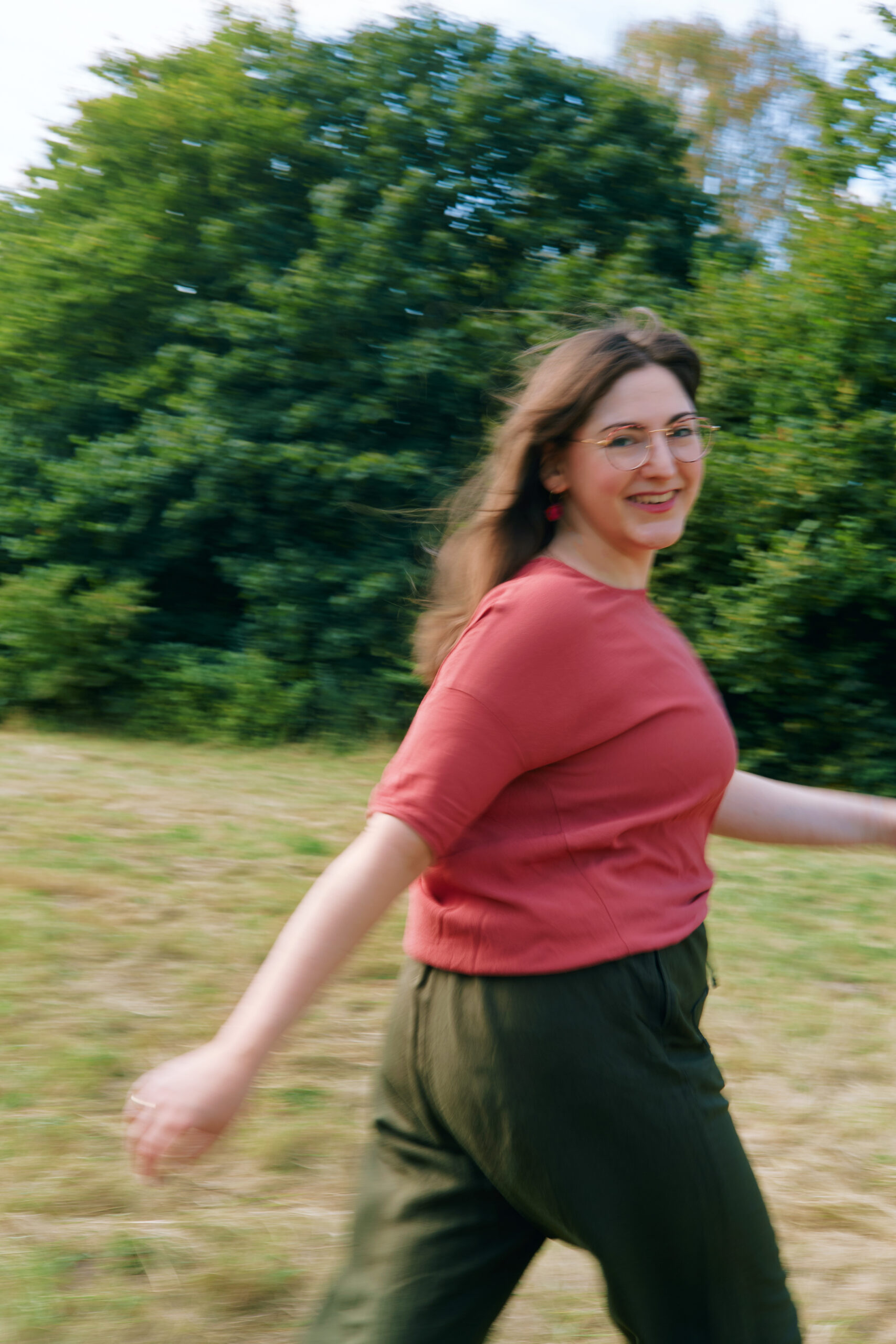 Freie Rednerin für Kinderwillkommensfeste Barbara Nick-Labatzki läuft lachend über eine Wiese in Münster