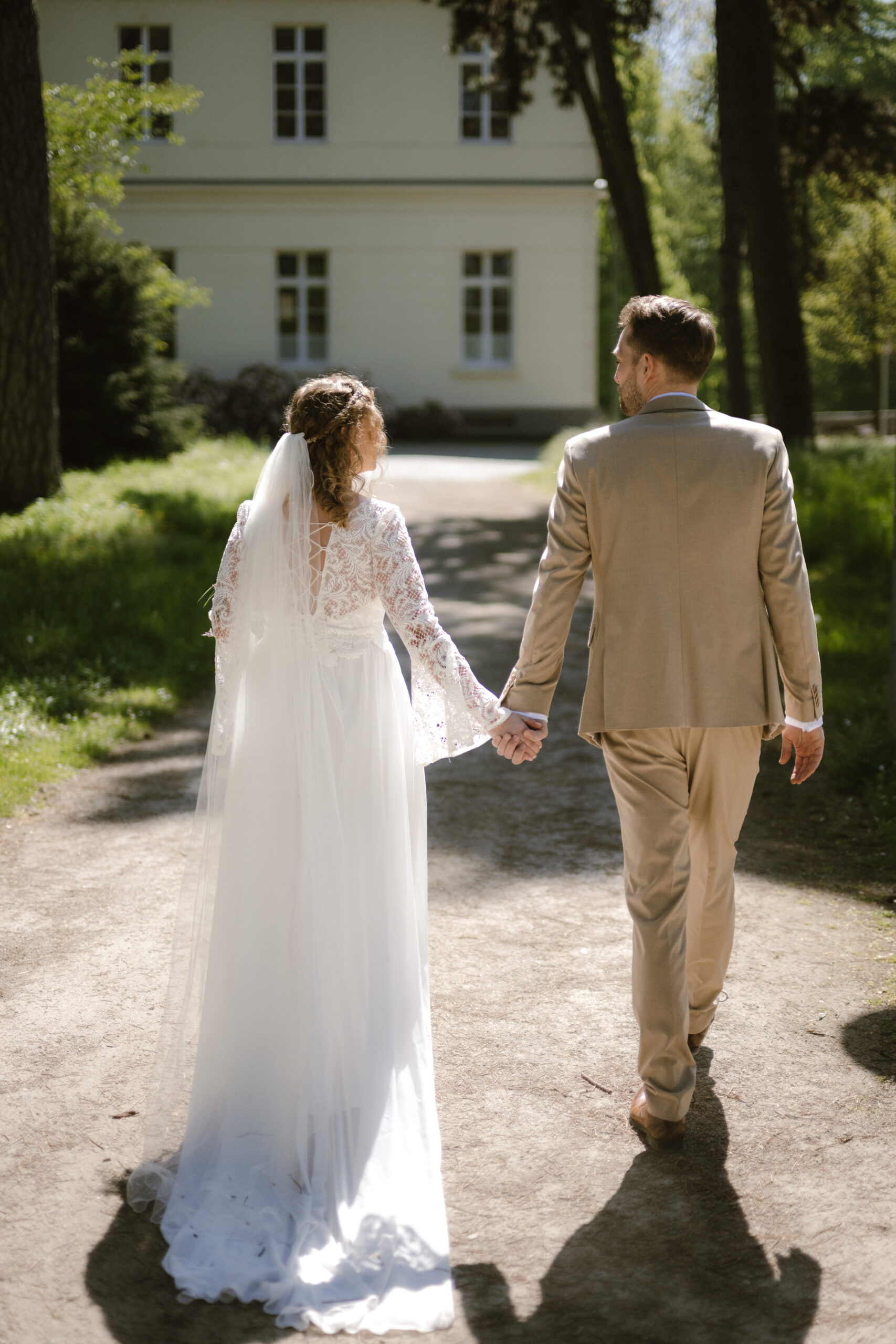 Hochzeitspaar hält sich nach Trauung an den Händen | Freie Trauung im Münsterland