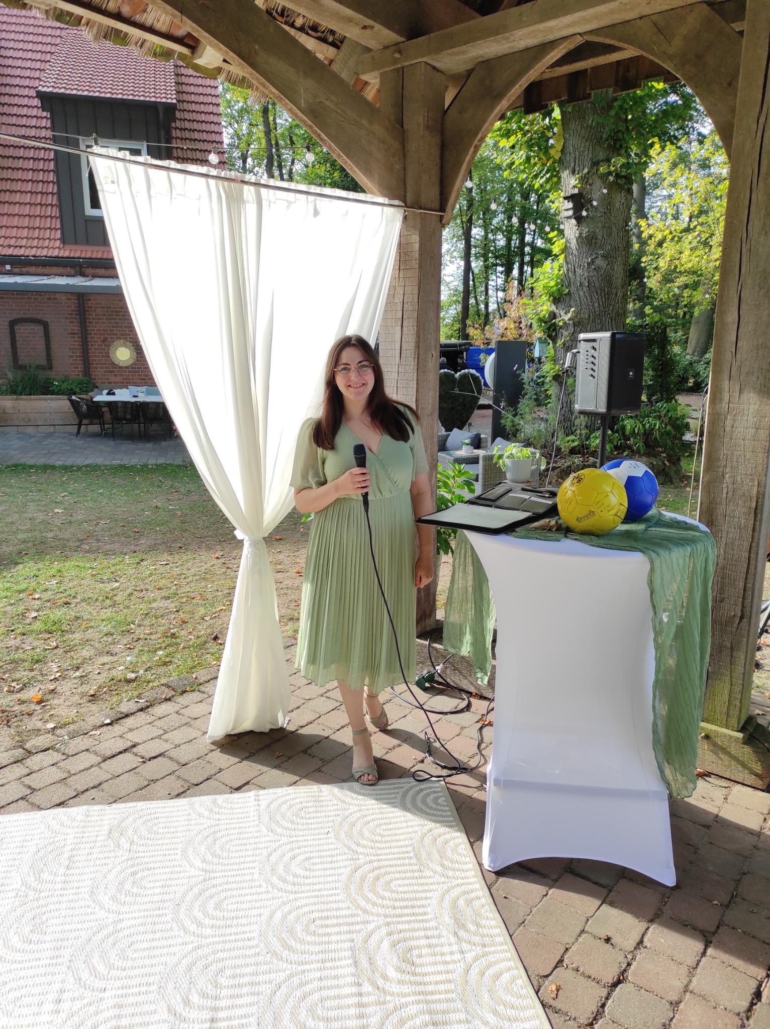 Traurednerin Barbara Nick-Labatzki hält eine Freie Trauung "Im Grünen" in Rheine.